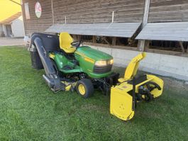 Rasentraktor John Deere X485 mit Schneefräse