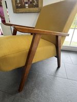 Sessel Holzgestell gelber Stoff Mid-Century Design