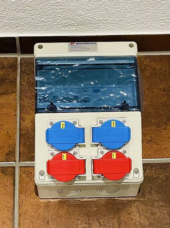 Elektrotechnik: Demelectric Stromverteiler DEM DB20124 Typ 892 – Gebraucht aus Selzach von King_Kong2403