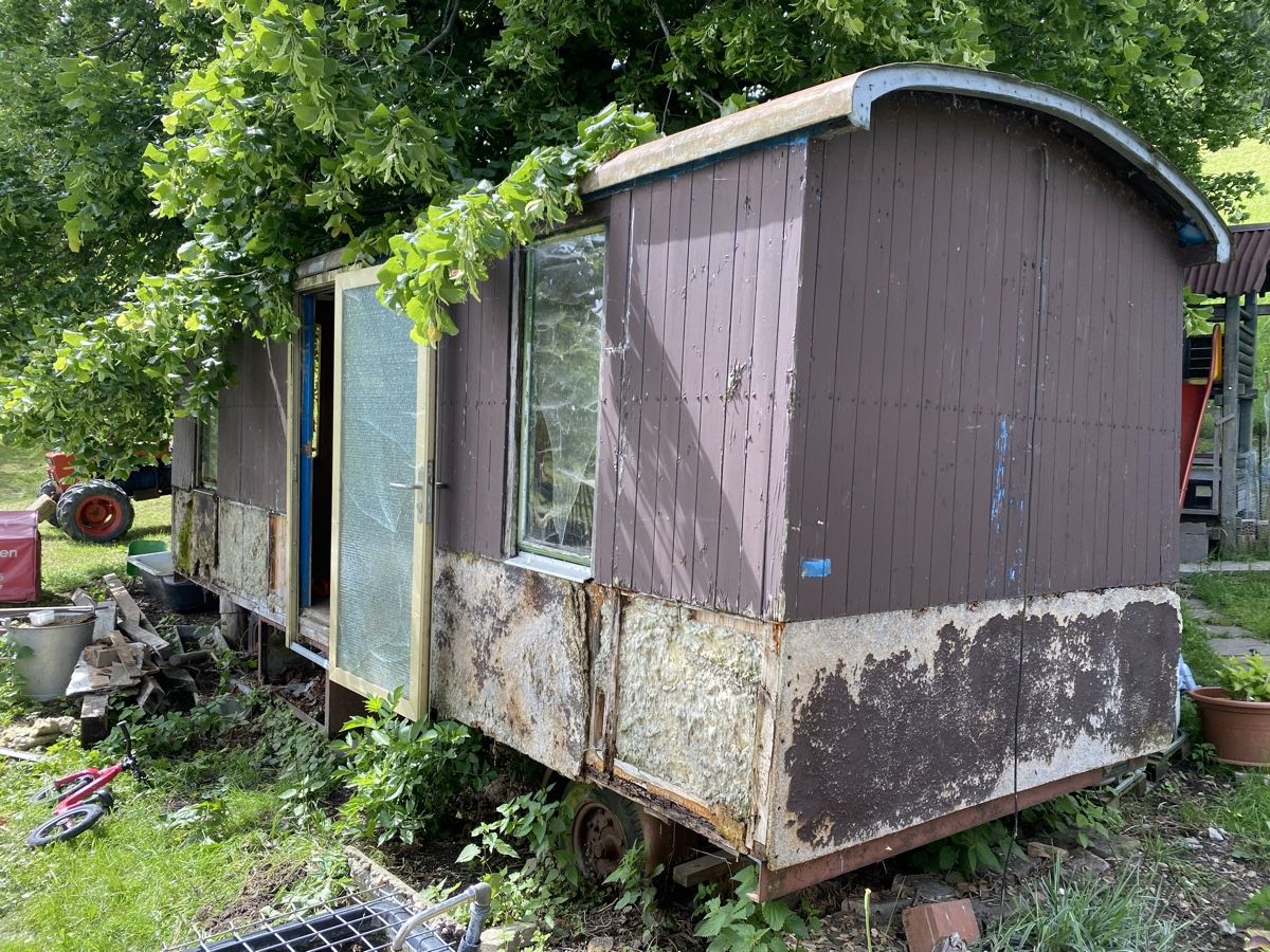 Anhänger: Bauwagen mit Holzaufbau – Defekt aus Dussnang von