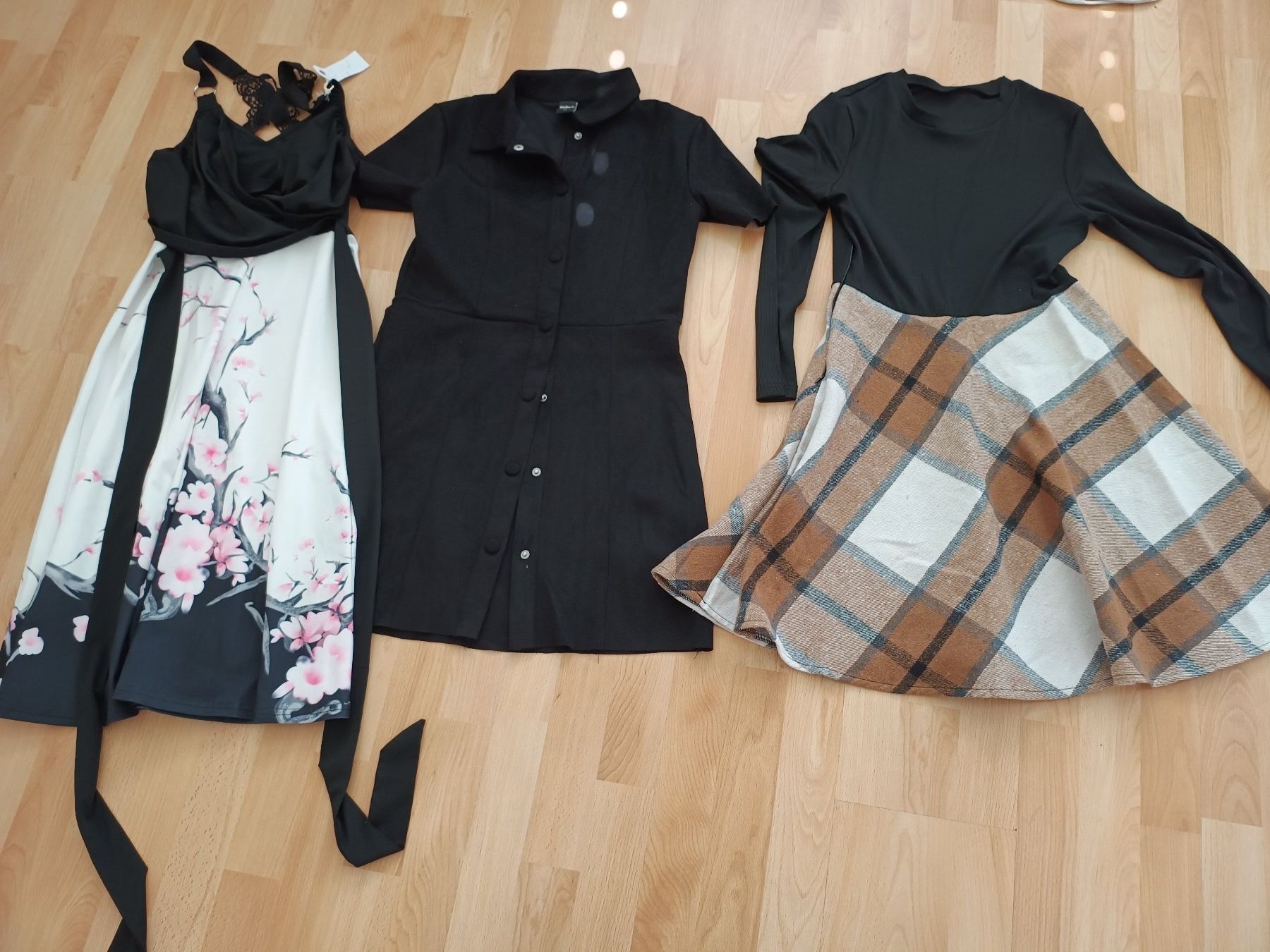 Kleiderpakete: 4 Kleider grösse XS - S – Gebraucht aus Pfäffikon SZ von Elendir