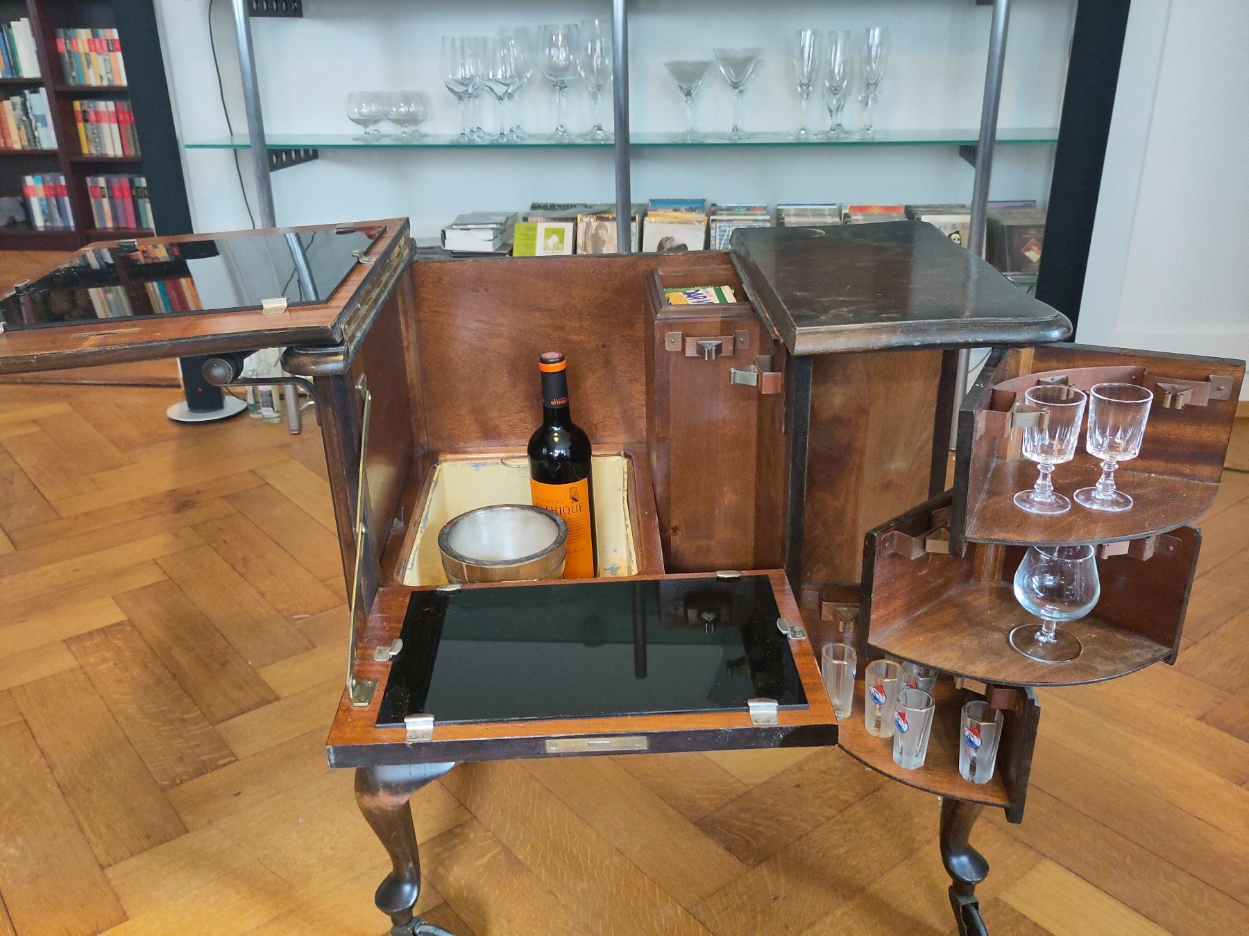 Allestimento di negozi e stand fieristici: Fahrbare, antike Hausbar, Vintage – Usato da Zürich venduto da Ipoc 3