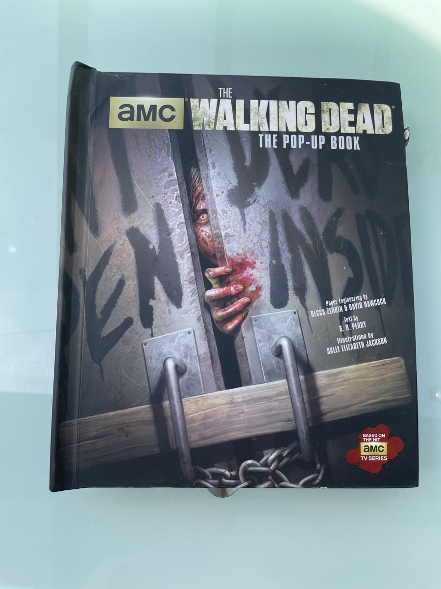 Livres: Livre pop up walking dead  – D'occasion à Les Brenets par serialdrink
