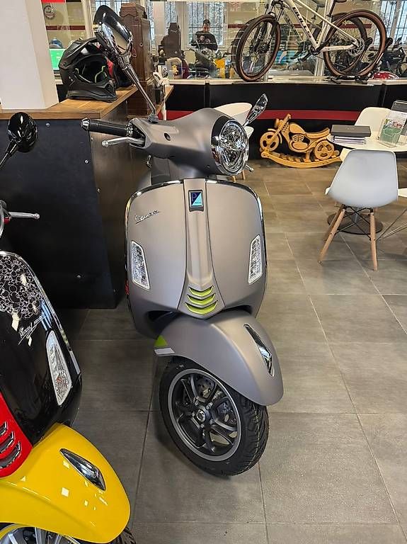 Vespa Scooter: Vespa GTS 125 SuperTech Euro 5+ – Nuovo e nell'imballaggio originale da Zürich venduto da FortySixGmbH 1