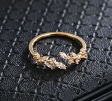 Offener Ring mit Blatteinlagen