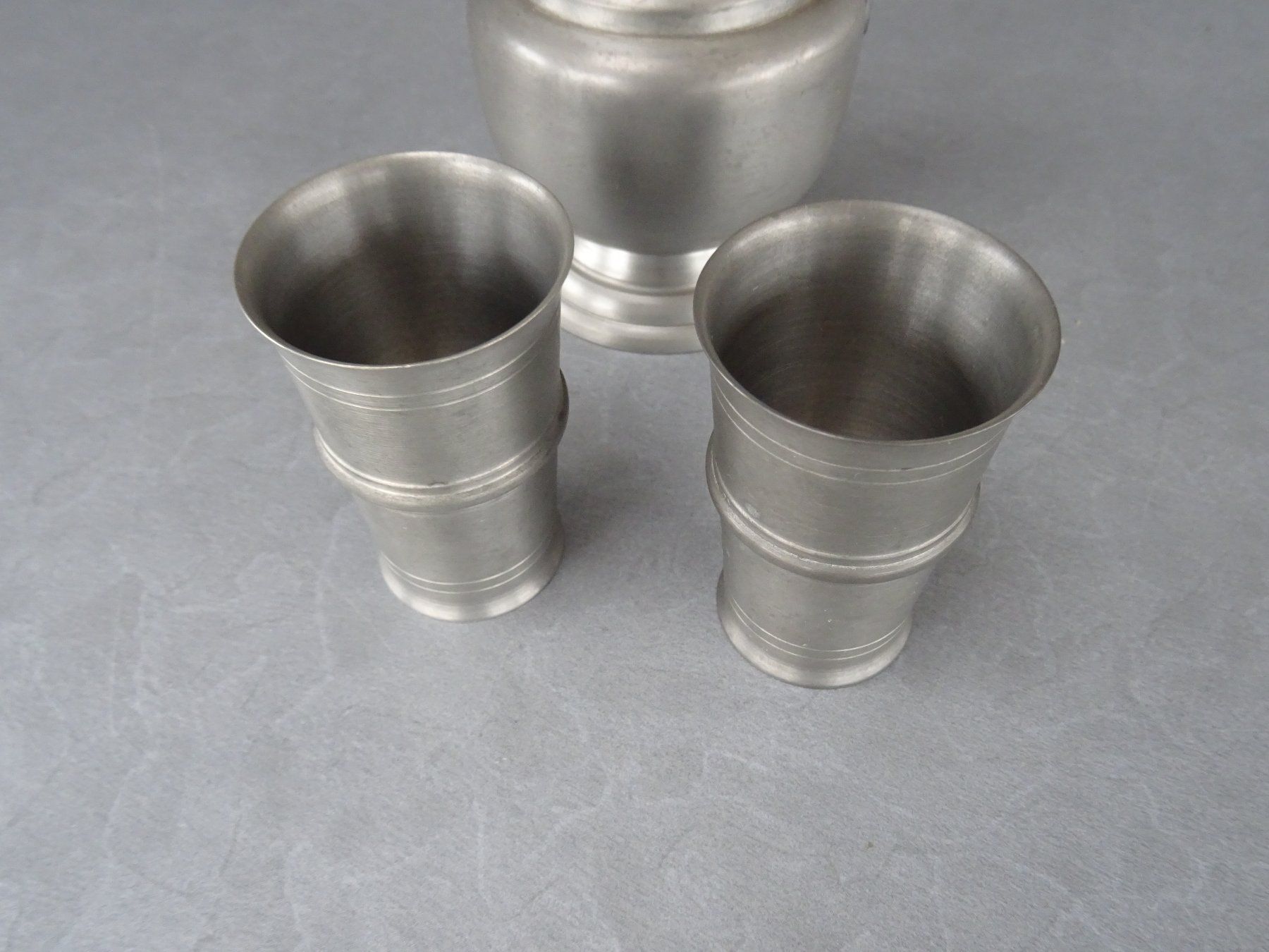 Caraffe: Kanne mit Becher 95% Fein Zinn – Nuovo (secondo la descrizione) da Rothrist venduto da heinrich1966 1