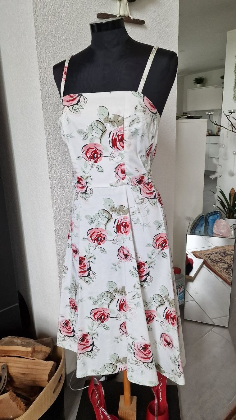 Vestiti: Schönes Kleid mit Rosen-Print – Usato da Wil  AG venduto da Kfloh 1