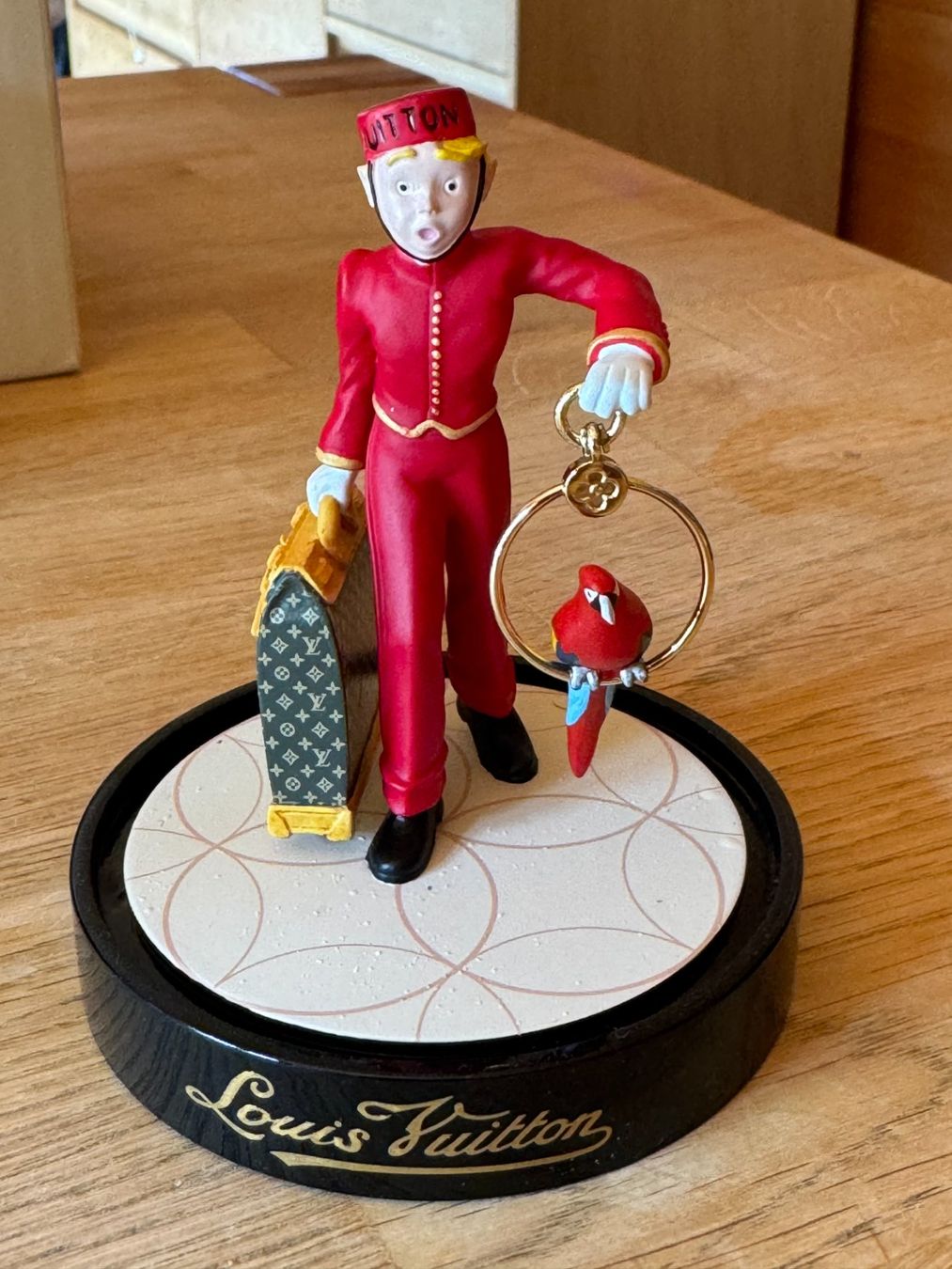 Tutte le decorazioni: Louis Vuitton Glass Porter Bell Boy Snow Globe – Usato da Luzern venduto da Antiquesonline 4