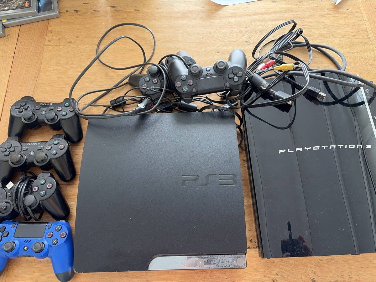 Sony Console: 2 consoles PS3 avec 6 manettes  – Usato da Echallens venduto da JAR69