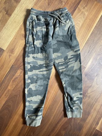 Jogger Gr. 134 (9 J.), Camouflage-Muster, Top!