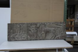 Bauernszene in Gips. Relief von FRANCO ANNONI