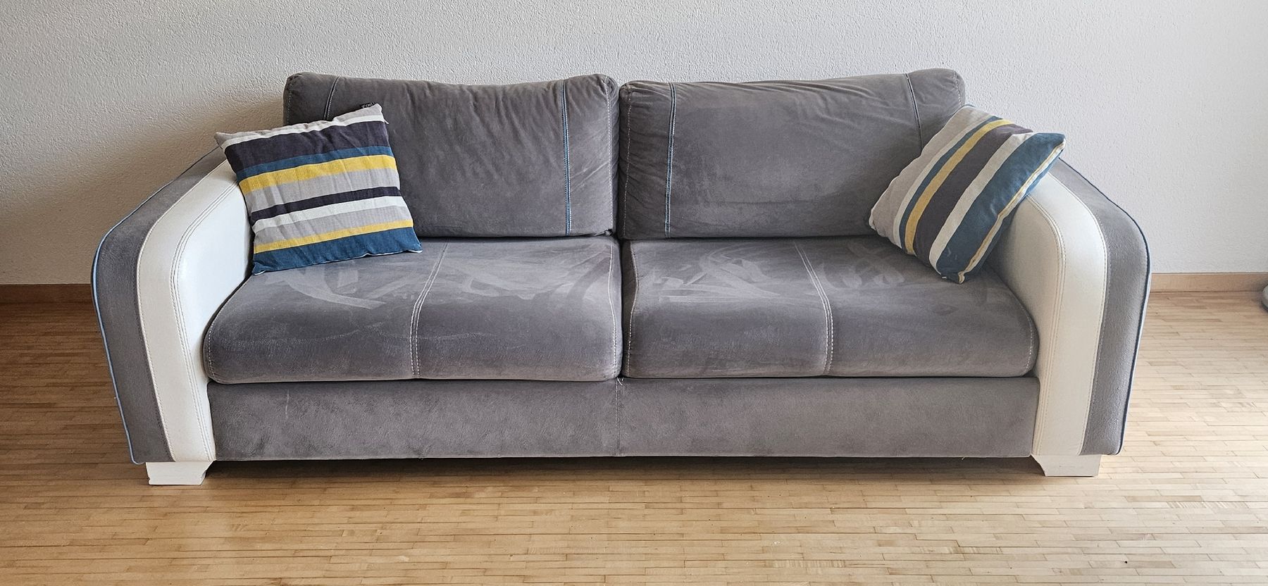 Sedie a sdraio: two sofas, an armchair, a TV stand and a stand lamp – Usato da Enggistein venduto da onu_7c28