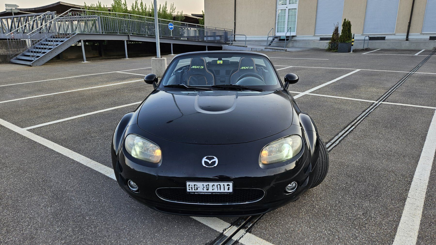 Mazda Autos: Mazda MX-5 mit elektrischem Hard-Top – Gebraucht aus Langendorf von Apricot1 2