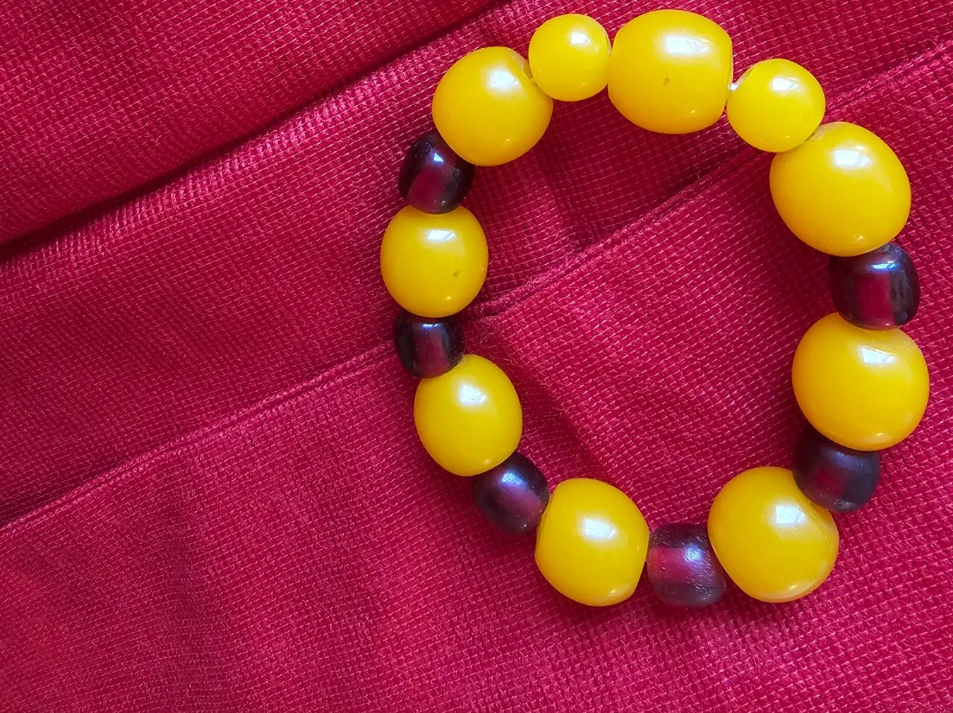 Bracciali & Braccialetti: gepresstes Bernstein Armband, elastisch mit XL Perlen Gr. L – Usato da Münchenbuchsee venduto da babilibern 1