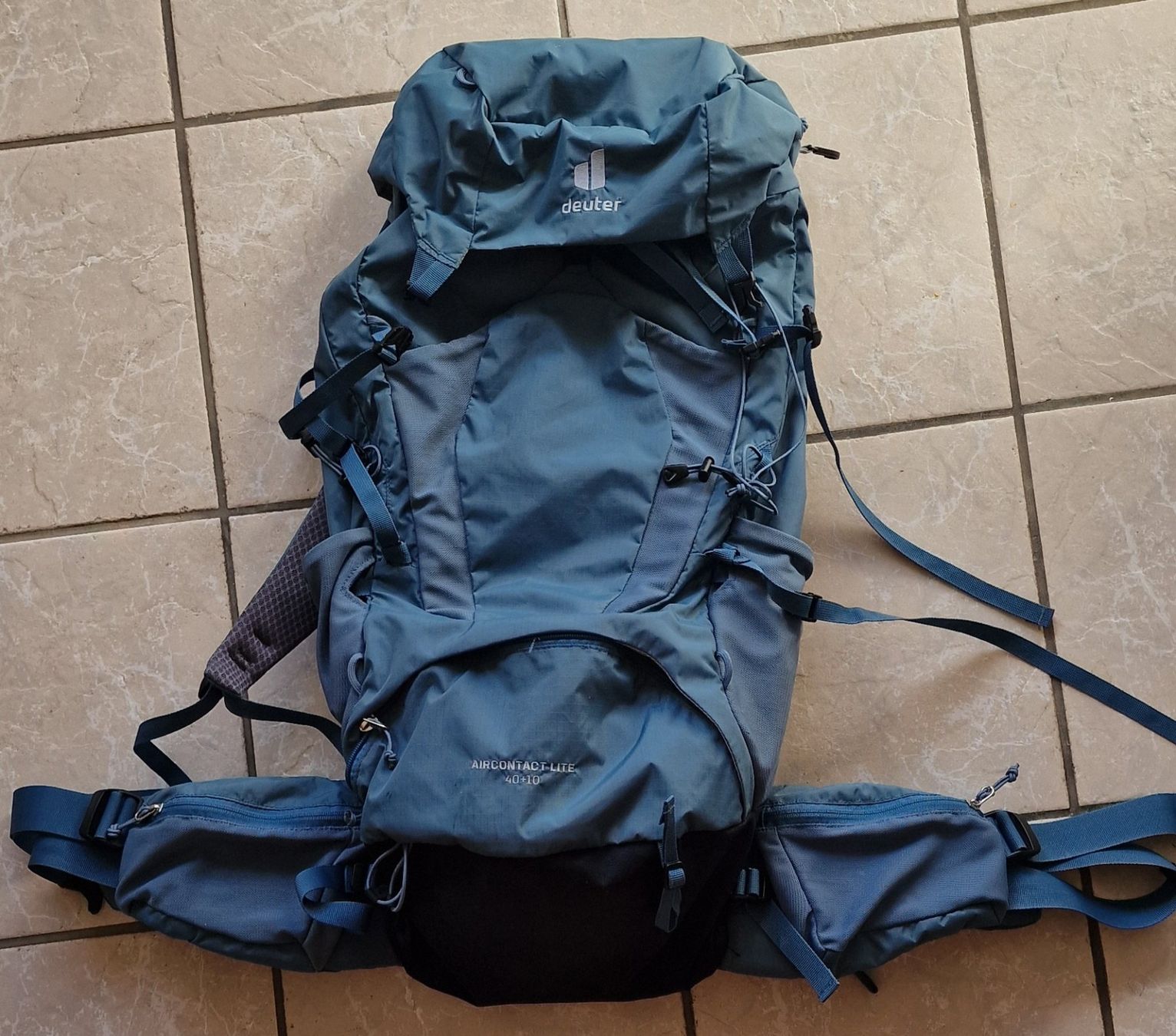 Deuter Zaini: Deuter Trekking Rucksack 40+10 mit Regenschutz – Nuovo (secondo la descrizione) da Therwil venduto da freiheit88 1