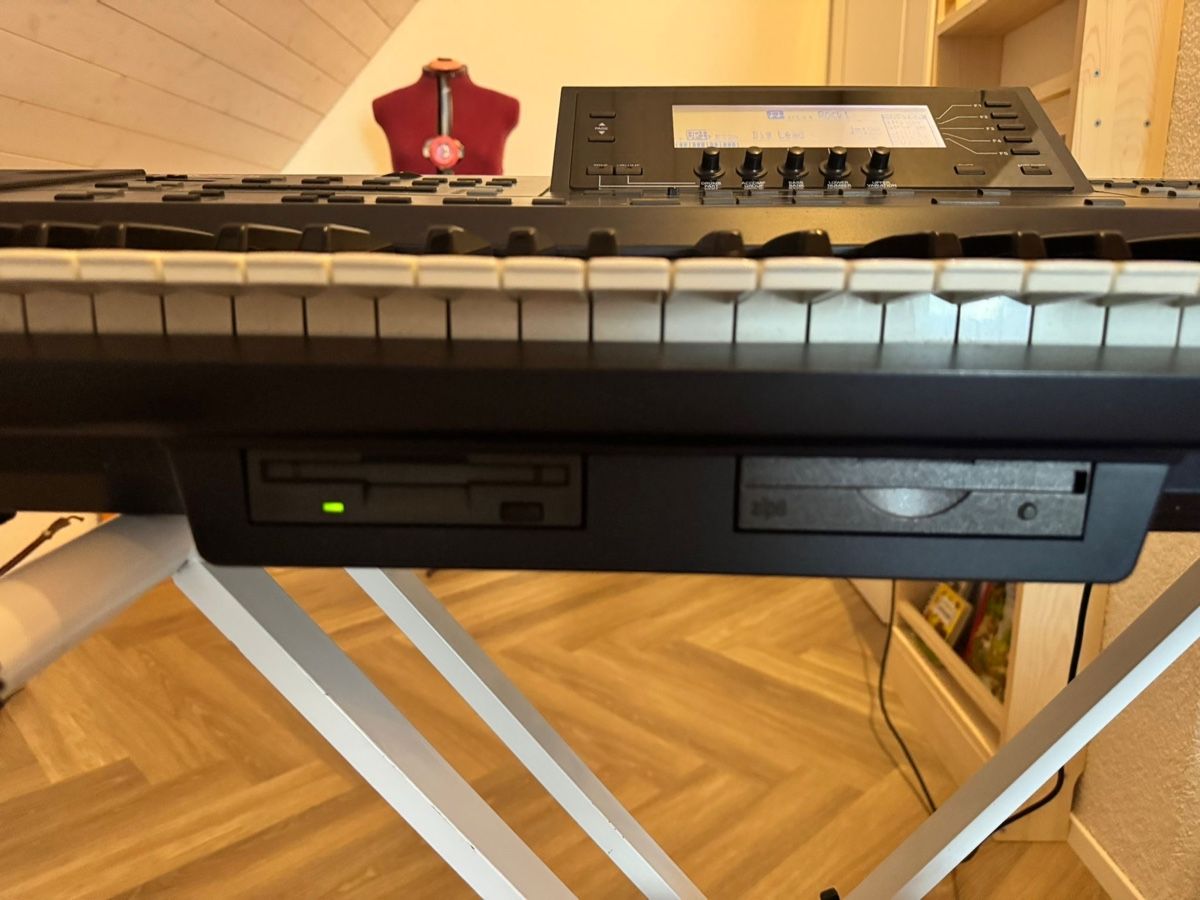 Roland Strumenti musicali: Roland EM-2000 Arranger Workstation Keyboard inkl. Tasche – Usato da Dörflingen venduto da Benz63 2