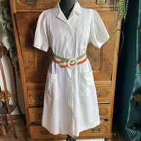 1970s Vintage White Cotton Nurse Dress with Pockets M-L