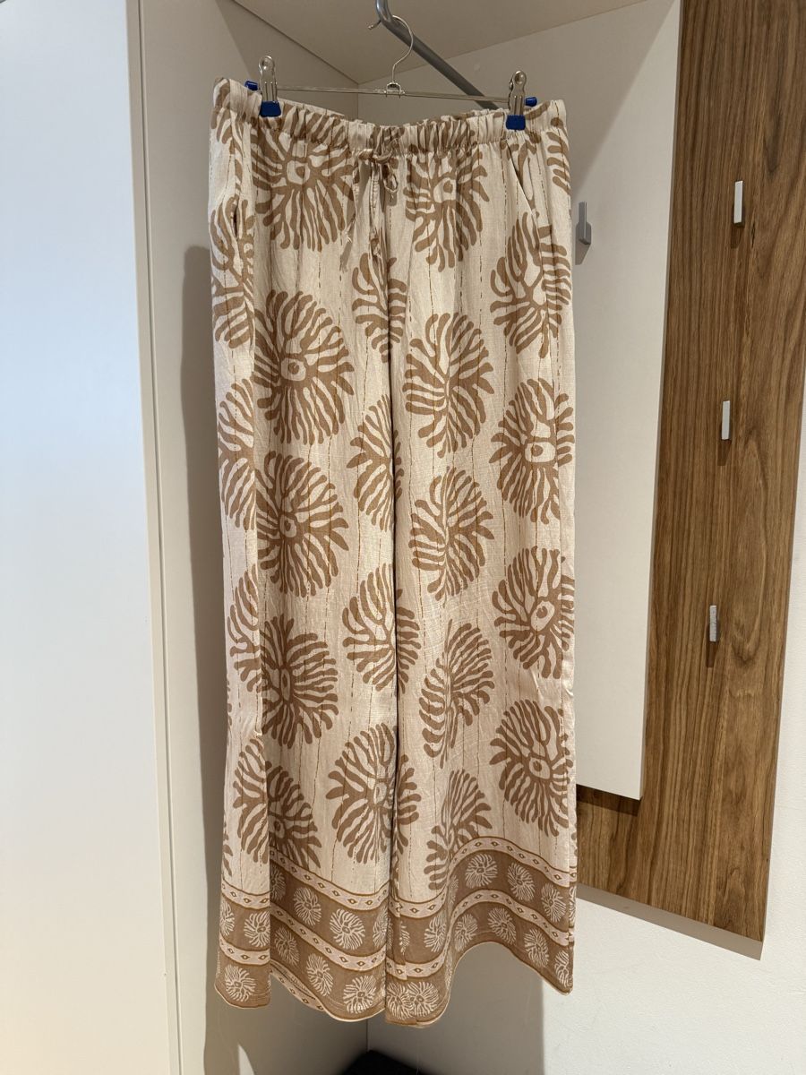 Hosen: Leinenhose Damen beige mit Muster Grösse L neu – Gebraucht aus Regensdorf von aid_hl7v