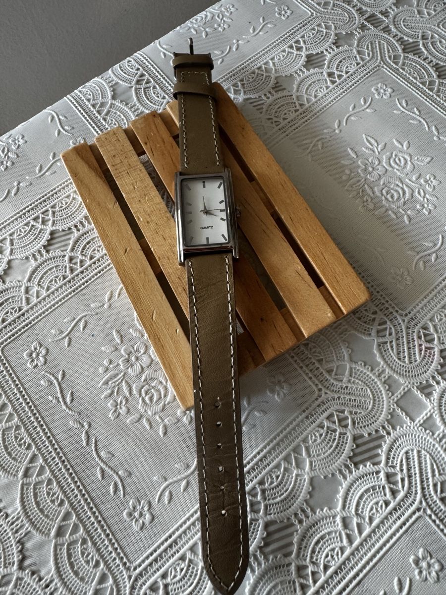 Uhren: Quartz Rectangular Wristwatch Silver  – Gebraucht aus Gerlafingen von naj_vj8s 9