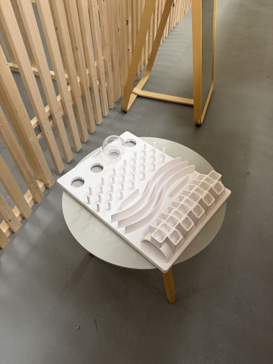 Futter: Katzen-Activity-Board mit Futterverstecken, inkl. 1 Ball – Gebraucht aus Basel von rqmon