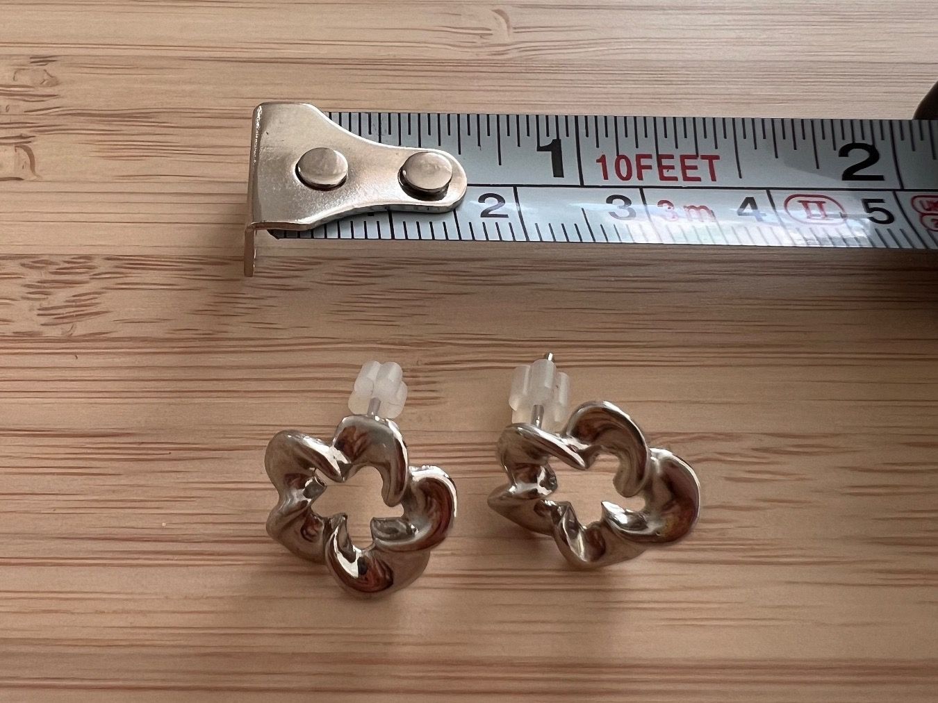 Orecchini pendenti & Orecchini a lobo: Floral stud earrings – Usato da Genève venduto da Ballpencase 1