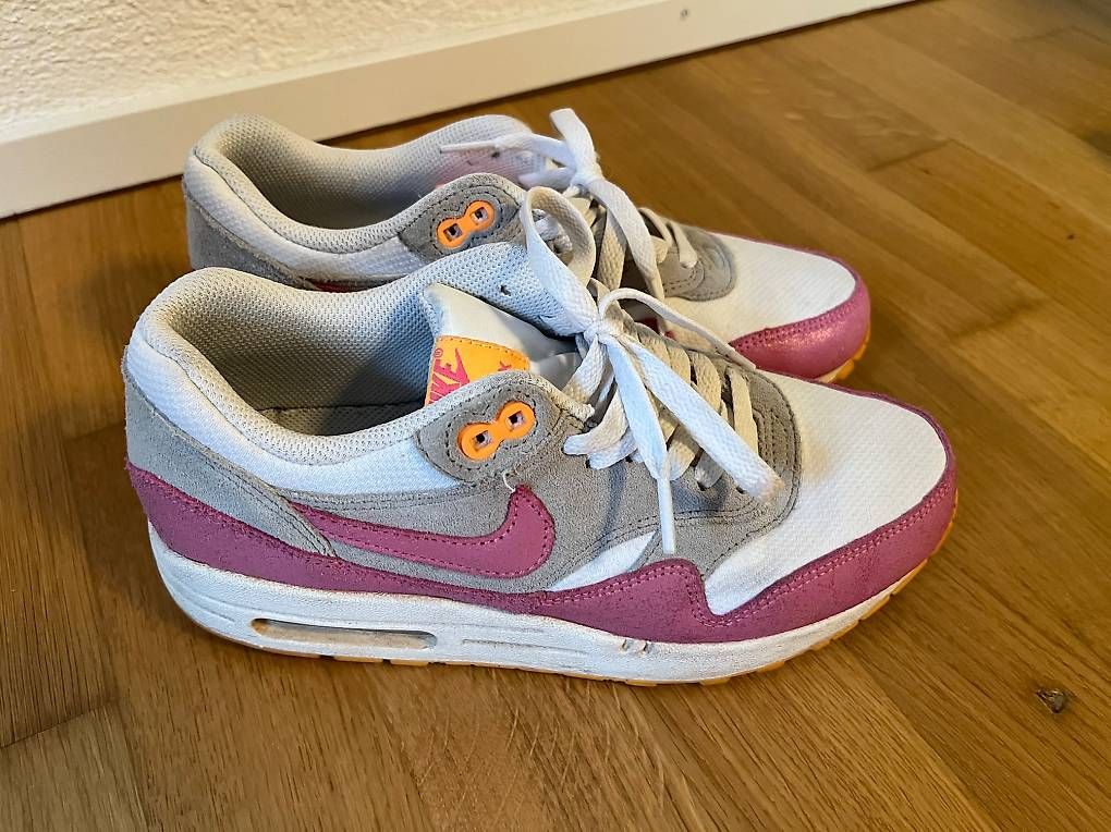 Chaussures filles: Nike Air Max 1 Weiss/Pink – D'occasion à Oberwil (Dägerlen) par schnipta