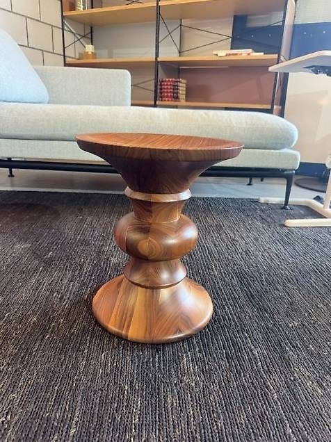 Vitra Hocker: Vitra Eames Stool Model B  Massivholz Nussbaum – Gebraucht aus Zollikofen von OberliAG