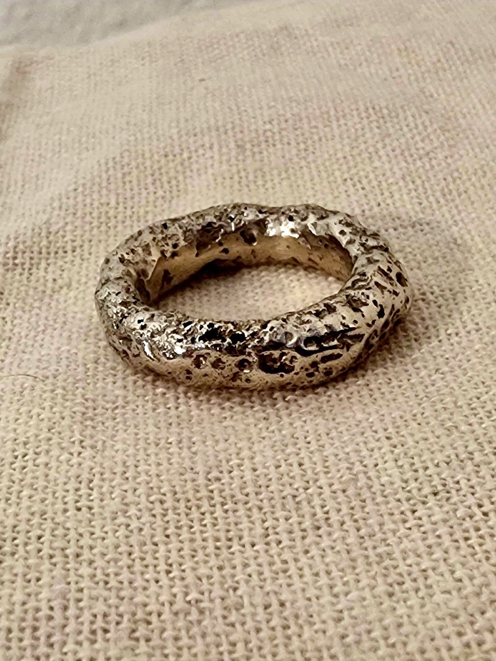 Anelli: Bronzering, Rudimentärstyle, Ringgrösse 54. – Nuovo e nell'imballaggio originale da Aarau venduto da Schmuckhoehle_MD 5