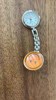 Krankenschwester Uhr Smiley Design mit Clip guter Zustand