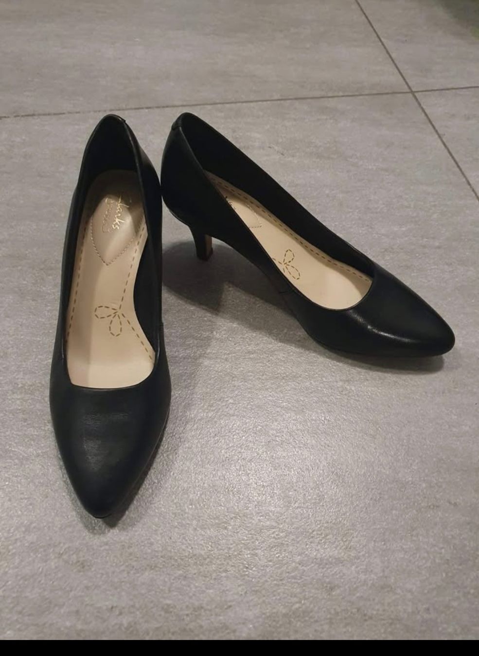 Clarks Scarpe da donna: Escarpins noirs élégants Clarks, taille 38 – Nuovo (secondo la descrizione) da Le Lignon venduto da Emm_dwx5