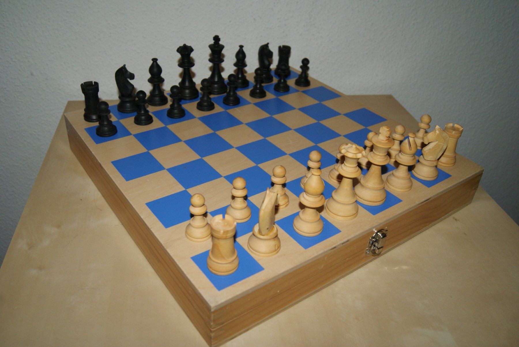Jeux: Schachbrett-Box mit Staunton Figuren - PLUS – D'occasion à Zürich par Widi1