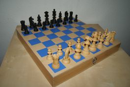 Schachbrett-Box mit Staunton Figuren - PLUS