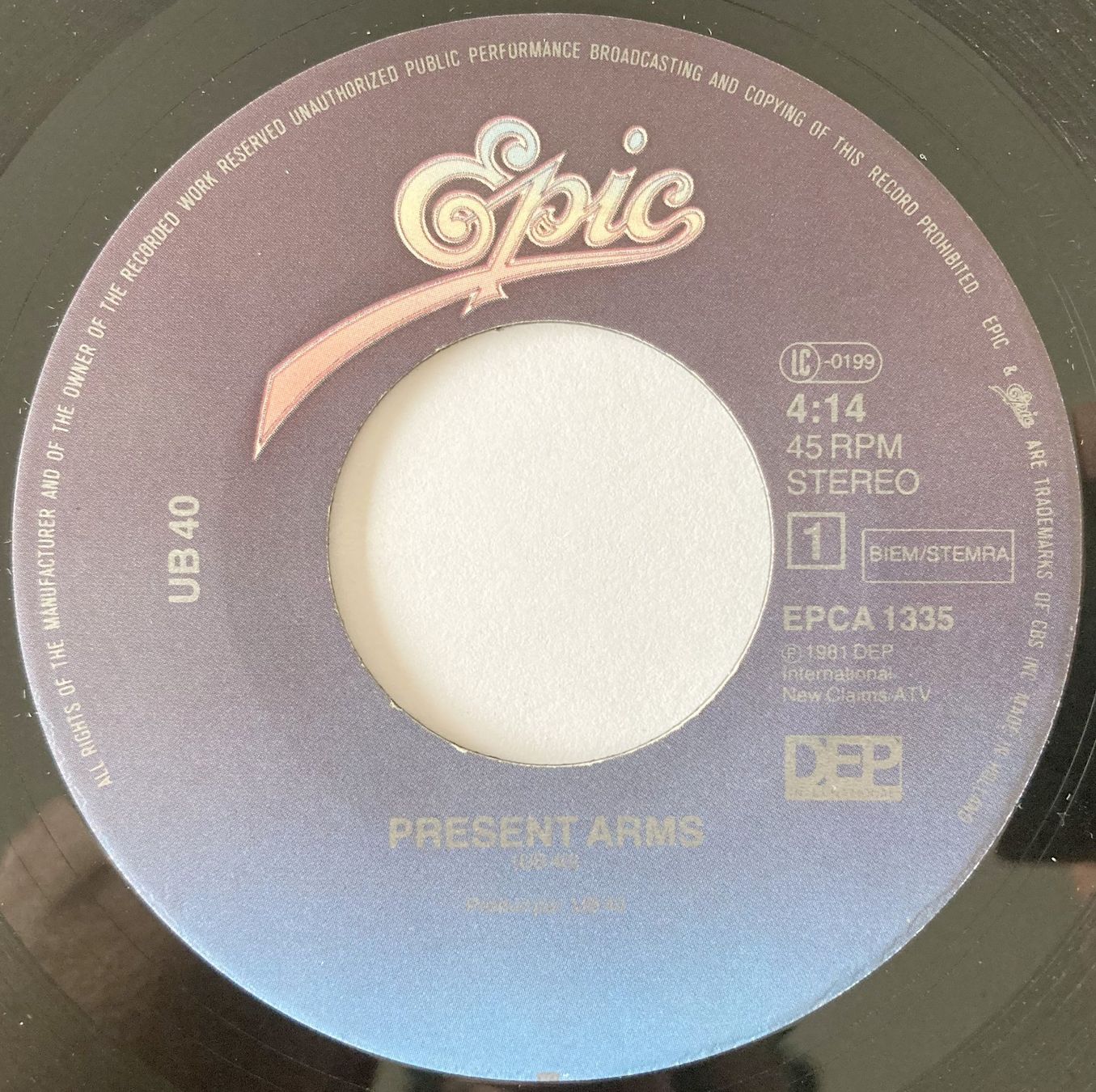 Schallplatten: UB 40 - PRESENT ARMS – Gebraucht aus Bottens von hotter-than-hell 2