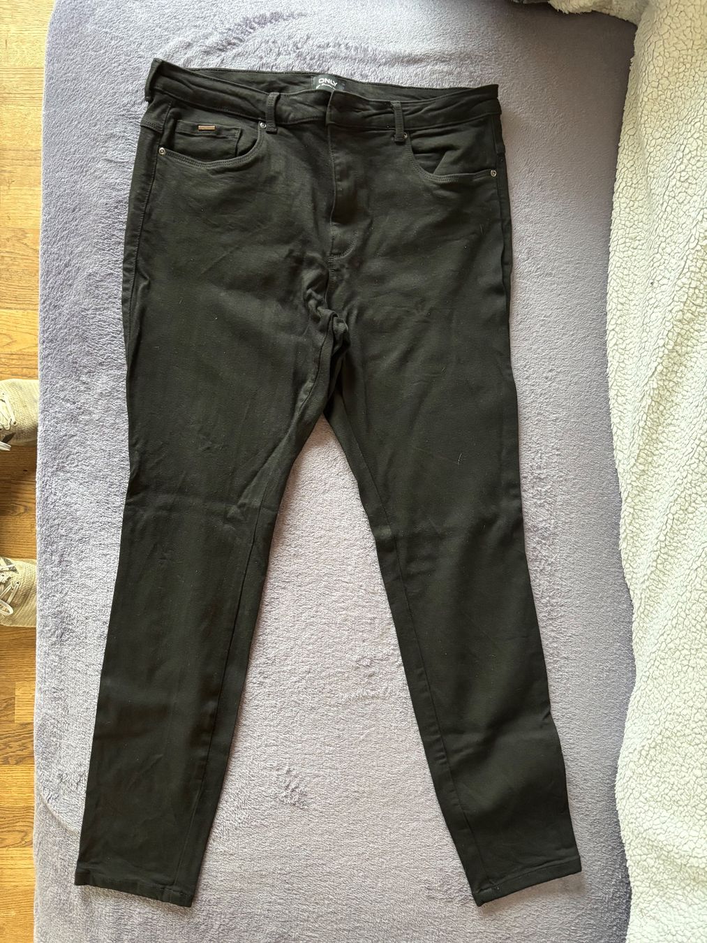 Only Pantaloni: Hose Only schwarz XL / 30 – Usato da Aeugst am Albis venduto da Steini1969