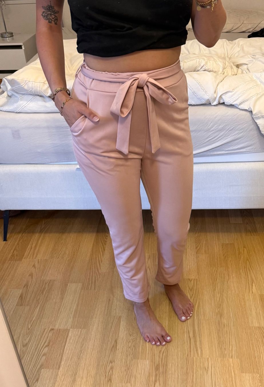 Pantaloni: Rosa Stoffhose mit Gürtel  /  Grösse: 36 – Usato da Oberhofen Thun'see venduto da ClaudiaKelesh