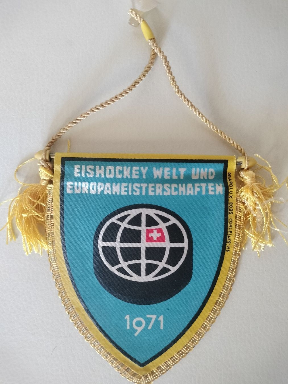 Bandiere: Antiker Schweizer Eishockey Verband Autowimpel 1971 – Usato da Schwanden Sigrisw venduto da len_9yqg
