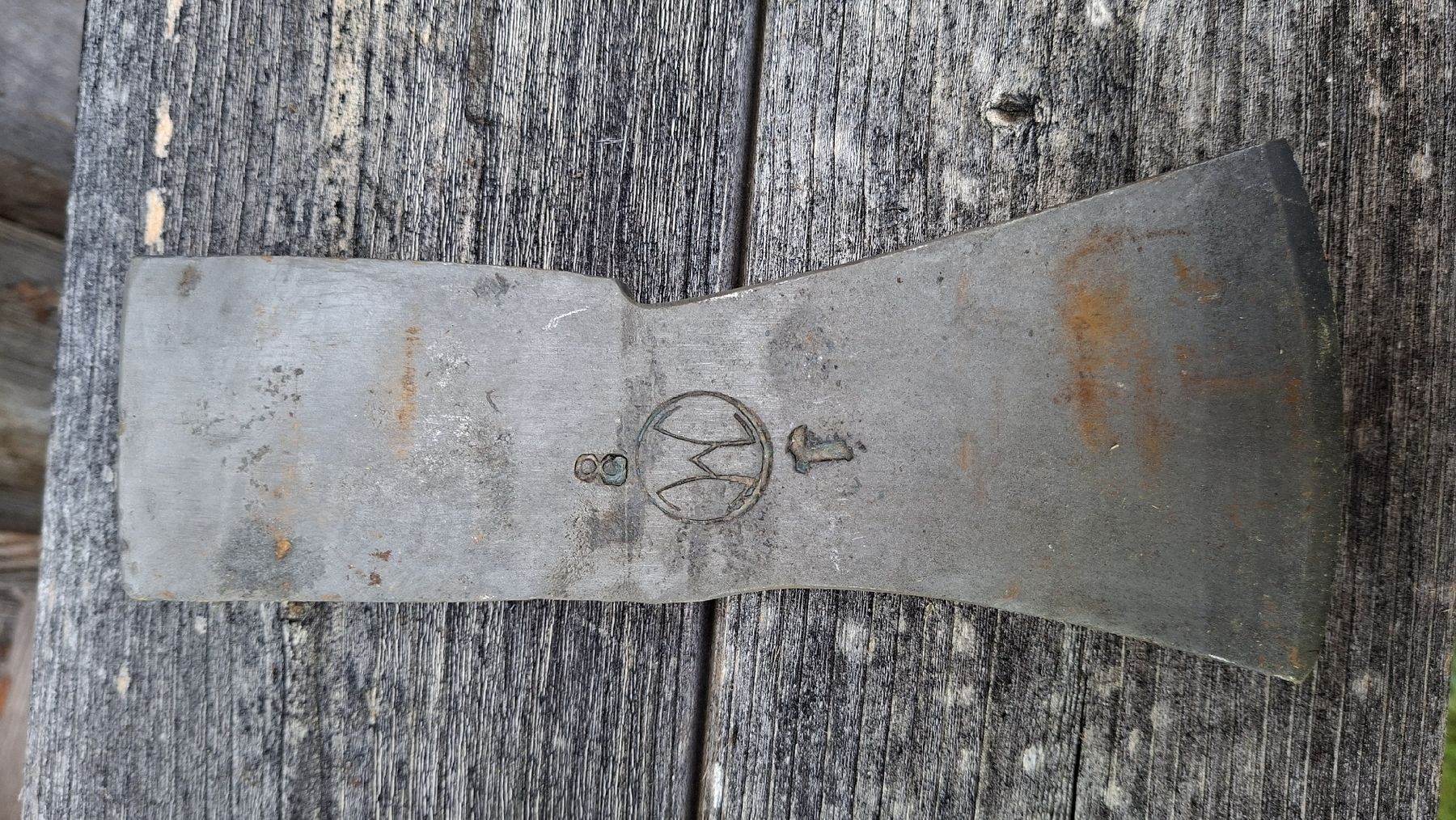 Alle Werkzeuge: antiker Axtkopf – Gebraucht aus Rifferswil von Nurjan