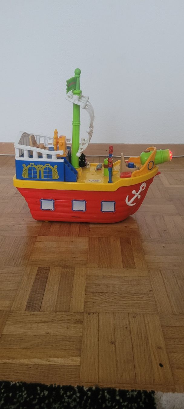 Bougie bateau vintage jouet en étain à remonter Bateau de collection rétro. Conception et production par Saint John. Cadeau pour les enfants. Idée cadeau de Noël Bougie bateau vintage jouet en étain à remonter Bateau de collection rétro. Conception et production par Saint John. Cadeau pour les enfants. Idée cadeau de Noël