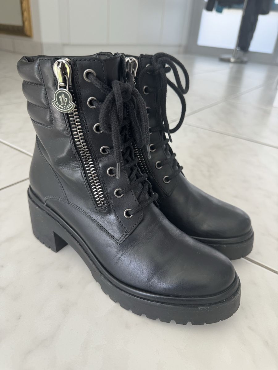 Moncler Scarpe da donna: Moncler Stiefel Combatboots schwarz – Nuovo (secondo la descrizione) da Uetikon am See venduto da sop_vw5x