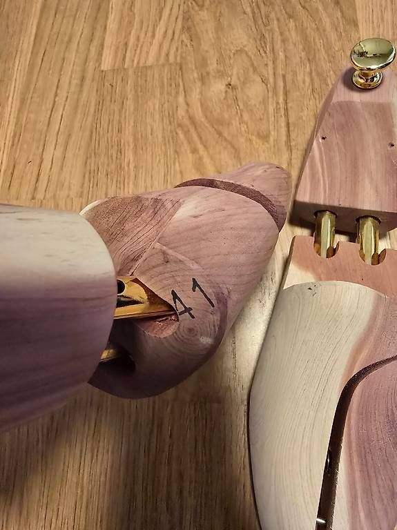 Scarpe da uomo: Premium Zedernholz-Schuhspanner Gr. 41/42 – Usato da Zürich venduto da TheRealOnlineAcc 1