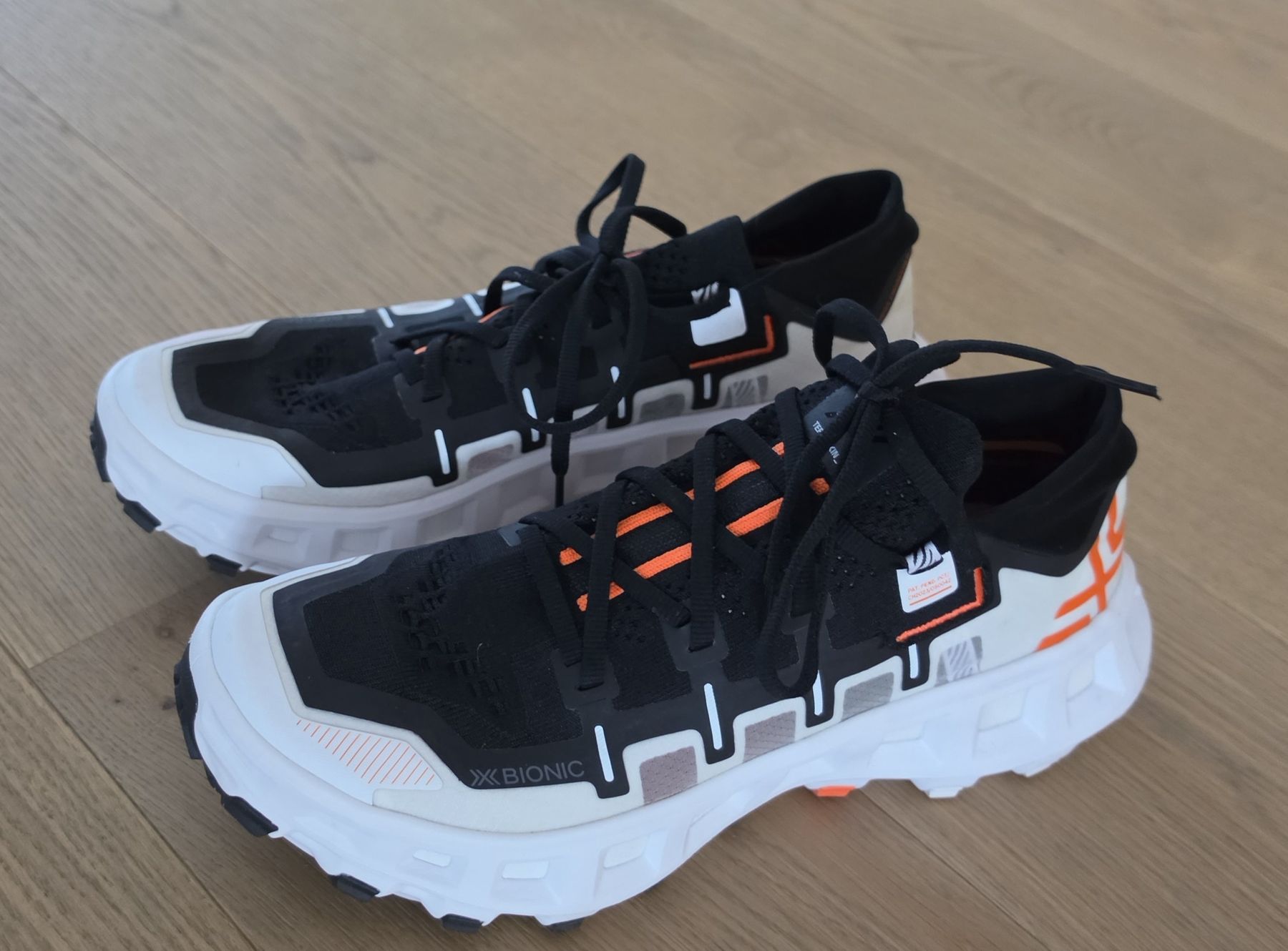 X-bionic Scarpe da uomo: X-Bionic TerraSkin X01 schwarz weiss Grösse 44.5 – Usato da Balzers venduto da Mr.Bargain