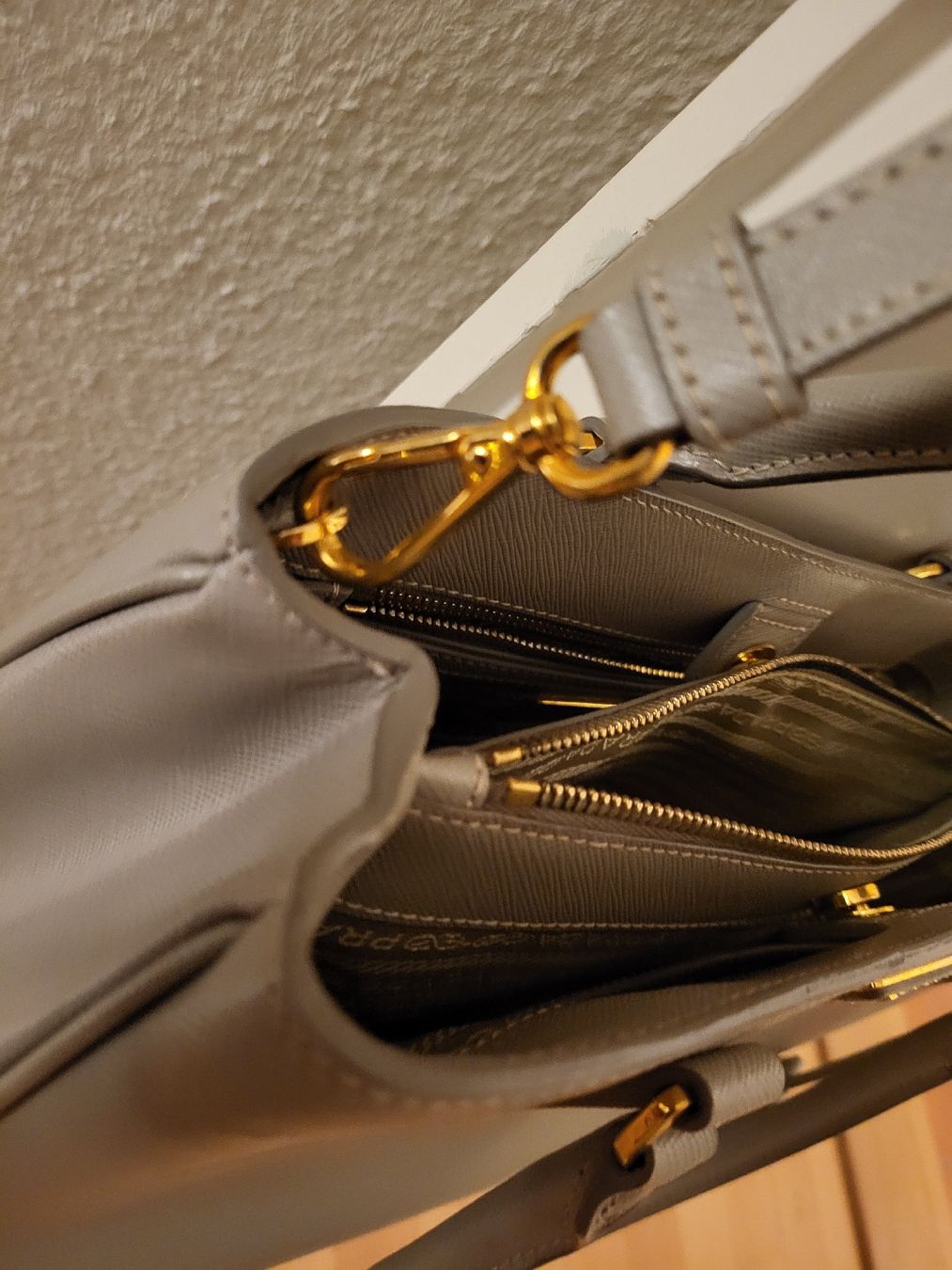 Prada Borse da donna: Prada Handtasche, Saffiano Lux, hellbeige – Nuovo e nell'imballaggio originale da Binningen venduto da Hofka64 9