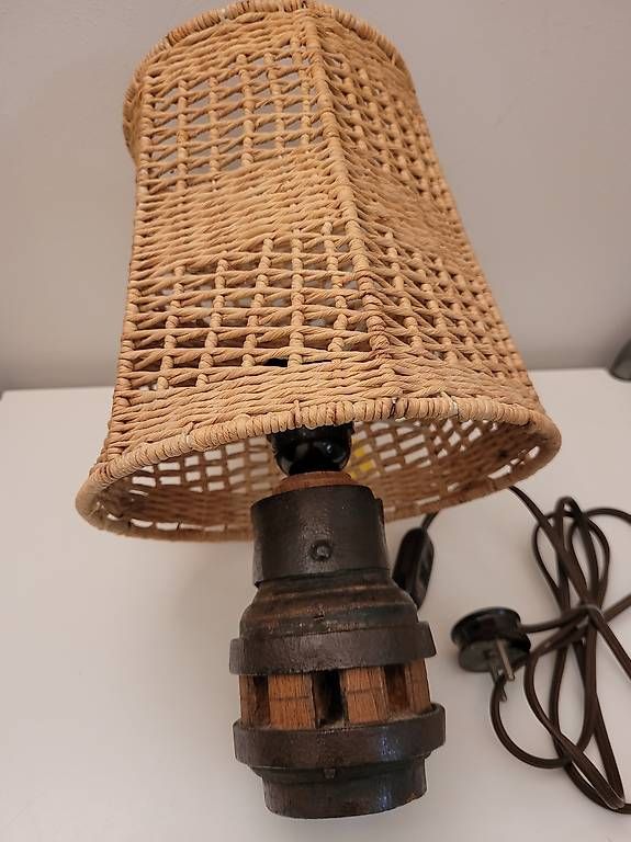 Lampade: Tischleuchte mit Radnabe alt – Usato da Zofingen venduto da Loop_ReSale