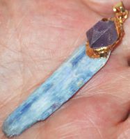 Anhänger L-1909 –Zyanit mit Amethyst goldig eingefasst 62x12