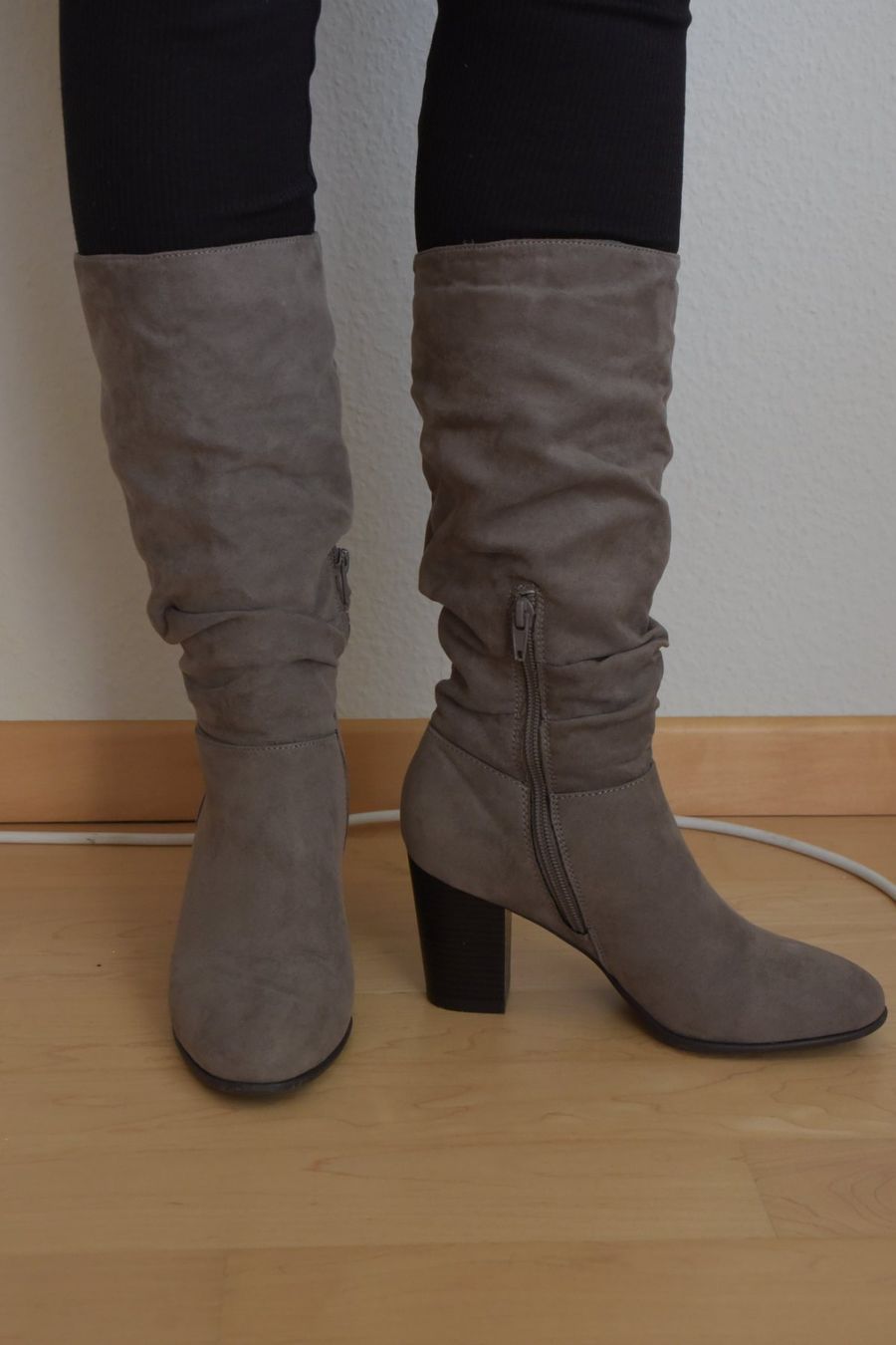 Scarpe da donna: Wildleder-Stiefel, Grösse 37, grau – Usato da Kilchberg ZH venduto da bluessolo 1