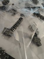Schwarze Würfel, viele vorhanden - ideal für Spiele!