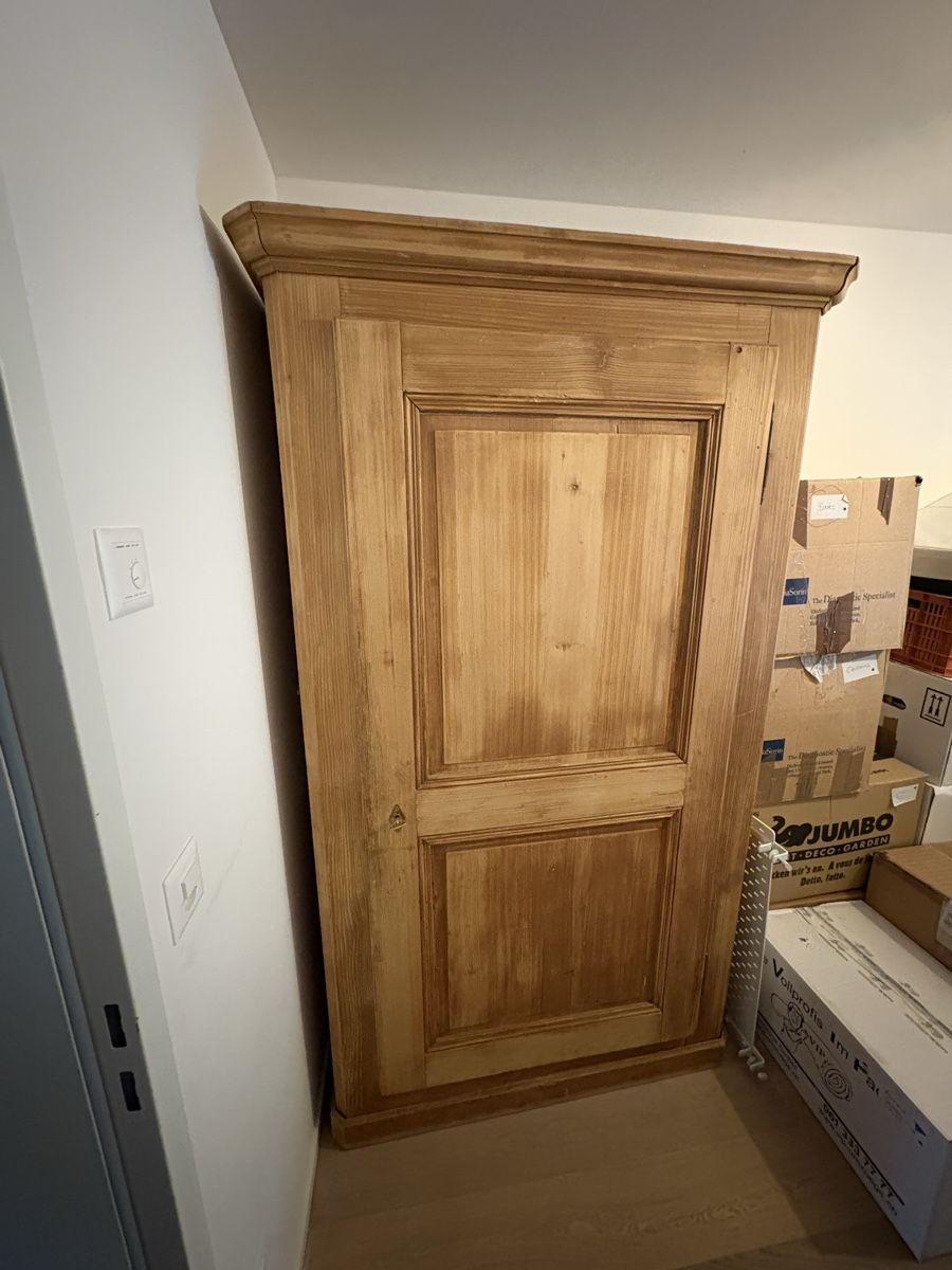 Schränke: Antiker Massiv-Holzschrank – Gebraucht aus Basel von WestJ