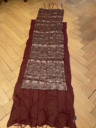 Elegante sciarpa bordeaux, seta e lurex