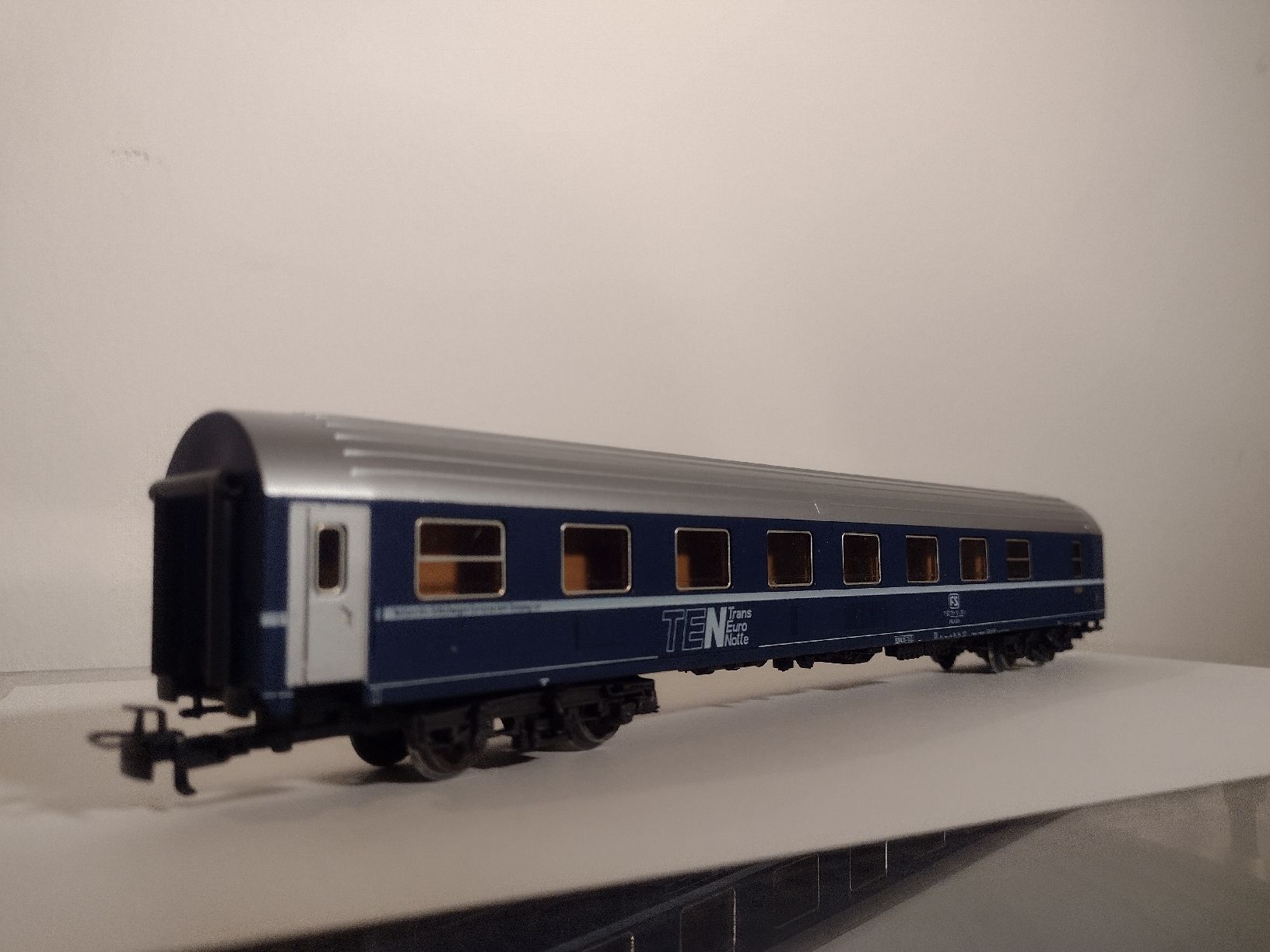 Märklin Modellini di ferrovie: Märklin HO Scale FS TEN Train Car - Blue/Silver -AC Model – Usato da Zürich venduto da TrainLine