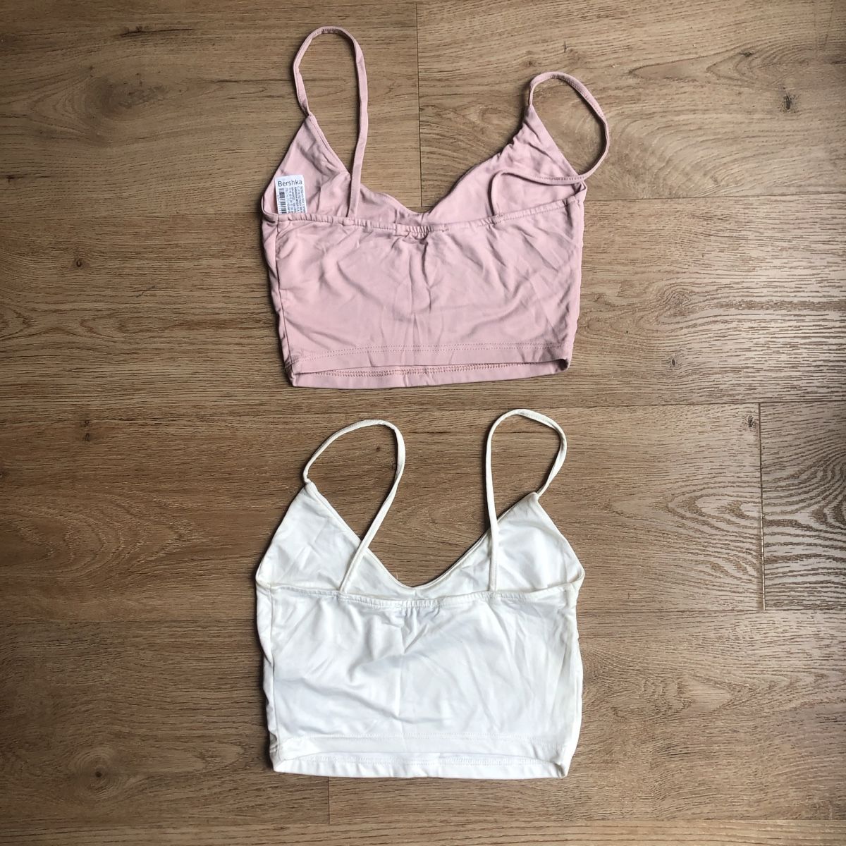 Bershka Top: Lot de 2 débardeurs crop top Bershka – Usato da Genève venduto da vic_s9c5 3